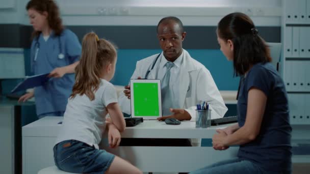 Stativaufnahme des Spezialisten mit Tablet mit grünem Bildschirm - Filmmaterial, Video