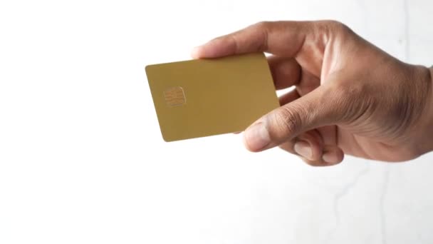 zbliżenie osoby trzymającej kartę kredytową - Materiał filmowy, wideo