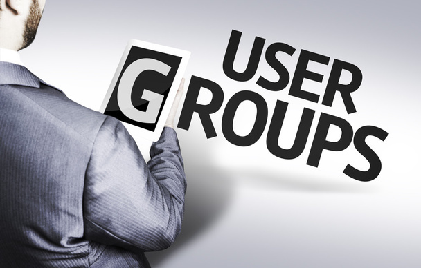 Homme d'affaires avec le texte Groupes d'utilisateurs
 - Photo, image