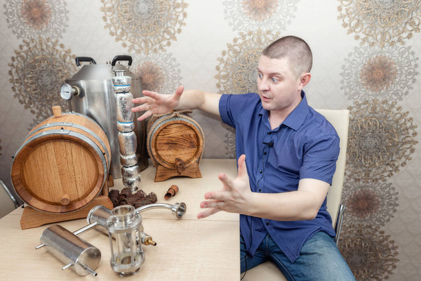 Een man in zijn blog praat over apparaten voor de productie van whisky thuis - Foto, afbeelding