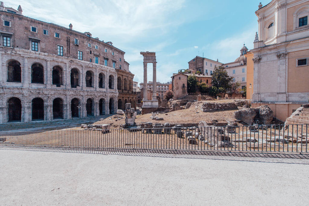 Widok ruin starożytnego Rzymu we Włoszech na plakat, kalendarz, poczta, wygaszacz ekranu, tapety, pocztówka, karta, baner, okładka, nagłówek na stronie internetowej. Wysokiej jakości zdjęcie - Zdjęcie, obraz