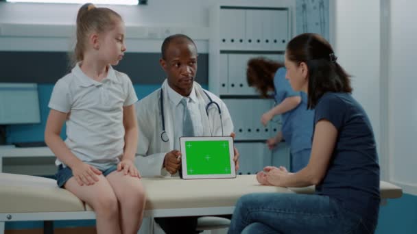 Tripé tiro de pediatra mostrando tela verde horizontal no tablet - Filmagem, Vídeo