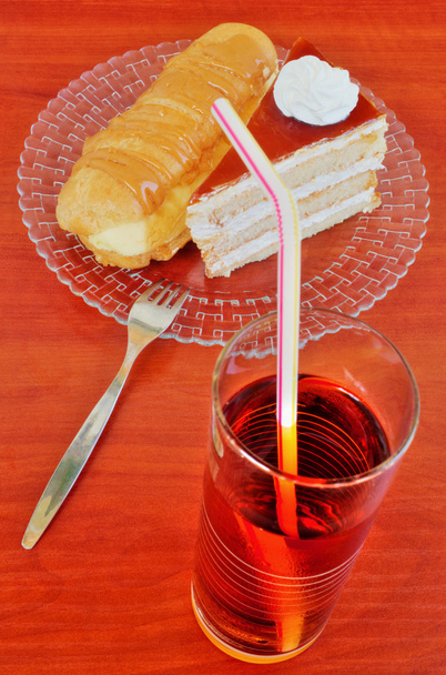 Kakku, eclairs ja mehu pöydällä
 - Valokuva, kuva