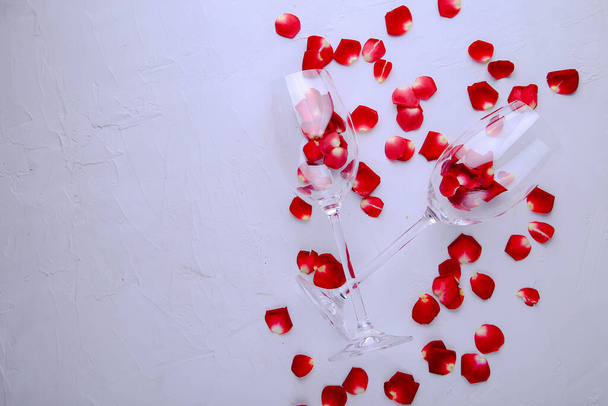 Glasses with rose petals on a gray background with space for text - Zdjęcie, obraz
