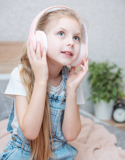 Adorável menina em fones de ouvido desfrutar com uma música
. - Foto, Imagem