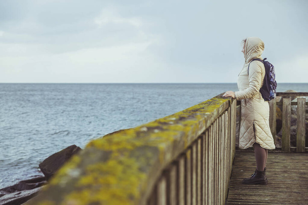 Mulher solitária de pé em um cais na Dinamarca - Foto, Imagem