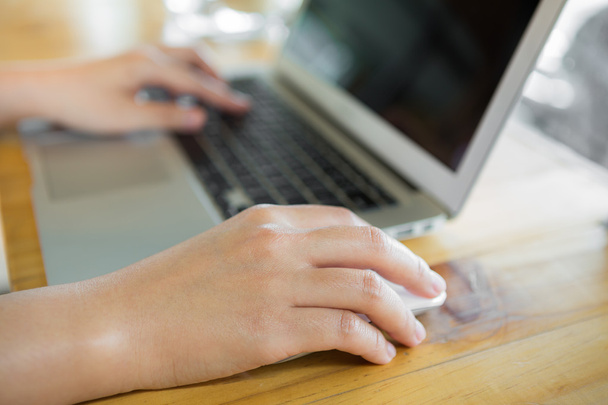 Primo piano di donna d'affari digitando a mano sulla tastiera del computer portatile con mo
 - Foto, immagini