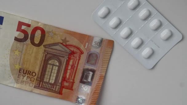 Teure medizinische Behandlung durch Euro-Geld und Euro-Banknoten Bargeld für Pillen, Medikamente und medizinische Forschung von Tabletten und Medikamenten Arzneimittelpreise und pharmazeutische Finanzierung im Krankenhaus - Filmmaterial, Video