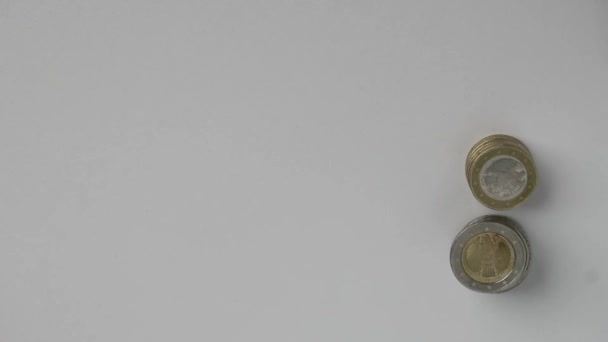 Рука европейца, считающего банкноты евро и монеты евро на белом столе с банкнотами 10, 20 и 50 евро в качестве дохода для финансовых инвестиций и капитала толпы финансирования заработной платы стека торговли - Кадры, видео