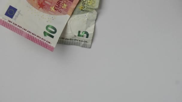 Mano del hombre europeo que cuenta los billetes de banco del euro y las monedas del euro en el escritorio blanco con los billetes de 10, 20 euros y 50 euros como renta para la inversión financiera y el capital del comercio de la pila del sueldo de la financiación colectiva - Metraje, vídeo