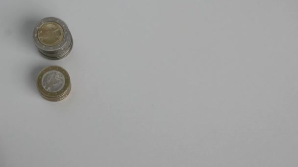 Mão de homem europeu contando notas de euro e moedas de euro em mesa branca com notas de 10, 20 e 50 euros como proveitos para investimento financeiro e capital de multidões - Filmagem, Vídeo