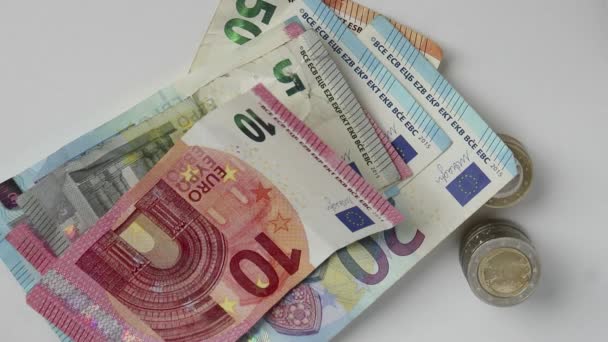 Az európai ember keze, aki az eurobankjegyeket és az euroérméket a fehér asztalon számolja a 10, 20 és 50 eurobankjegyekkel, mint a pénzügyi befektetések jövedelmét és a közösségi finanszírozás fizetési verem kereskedelméből származó tőkét - Felvétel, videó