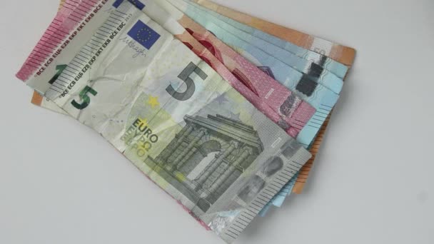 Mano del hombre europeo que cuenta los billetes de banco del euro y las monedas del euro en el escritorio blanco con los billetes de 10, 20 euros y 50 euros como renta para la inversión financiera y el capital del comercio de la pila del sueldo de la financiación colectiva - Imágenes, Vídeo