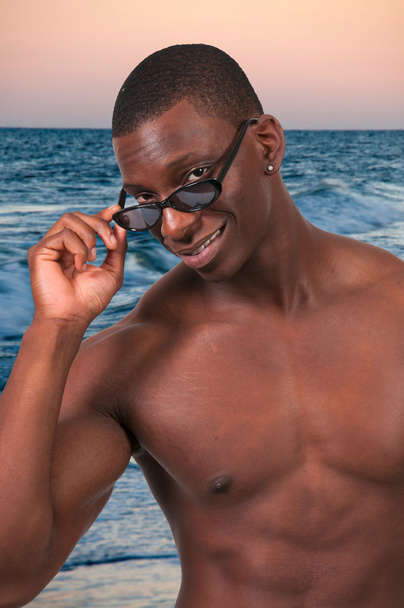 zwarte man zonnebril - Foto, afbeelding