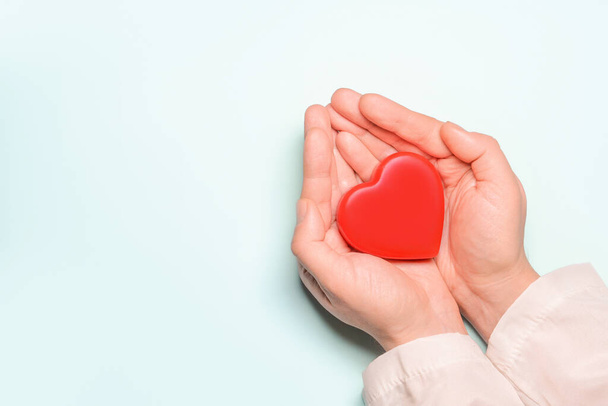 白い背景に医師の手の中に赤い心臓。医療や病院の医療の概念,臓器提供の概念.バレンタインデーの象徴.ハートの日.コピースペース. - 写真・画像