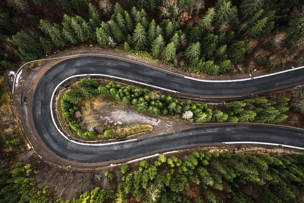 Picturesque mountains and serpentine roads, forest and road, steep turns of roads, road in the mountains, road view from above. - Valokuva, kuva