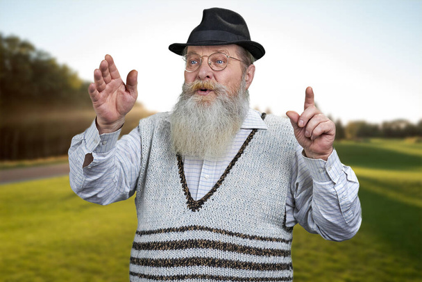 Homme intelligent senior avec barbe travaillant sur une interface virtuelle transparente. - Photo, image