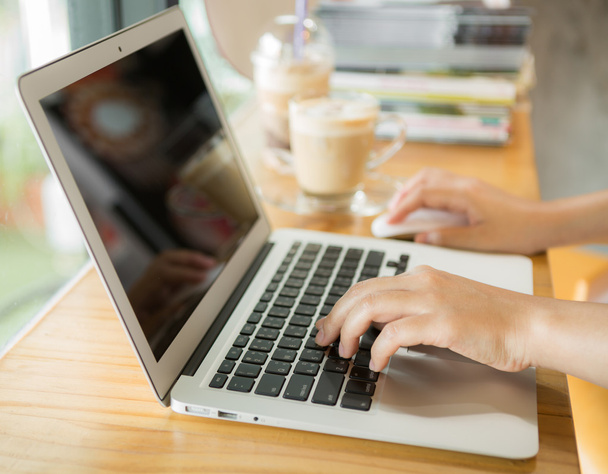 Szoros üzleti nő kézi gépelés laptop billentyűzeten - Fotó, kép