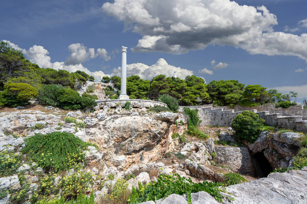 Santa Maria di Leuca, Puglia, Włochy. Sierpień 2021. Sztuczny wodospad zasilany wodą morską jest aktywowany przy okazji wakacji.. - Zdjęcie, obraz