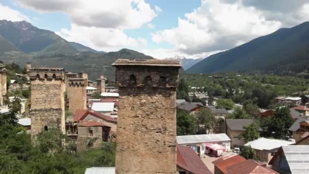 Pueblo de Mestia con típicas casas torre - Metraje, vídeo