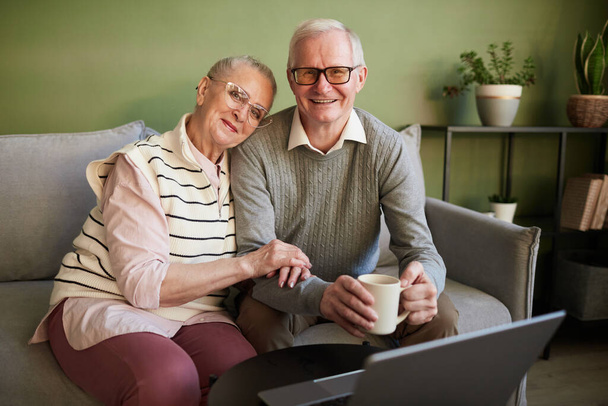 Szczęśliwy i czuły starszy mąż i żona siedzi na kanapie - Zdjęcie, obraz