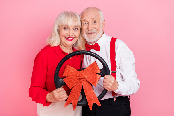 Retrato de atraente casal de cabelos grisalhos namorado namorada comprar novo veículo isolado sobre cor pastel rosa fundo - Foto, Imagem