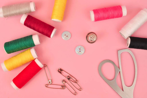 Equipo para coser sobre fondo rosa. Foto de alta calidad - Foto, imagen