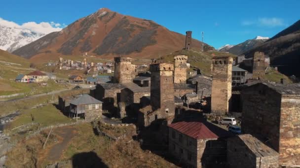 Άποψη του χωριού Ushguli στους πρόποδες του βουνού. Σχάρα - Πλάνα, βίντεο