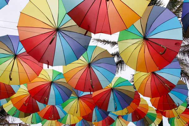 decoración con varias sobrinas colgantes multicolores al aire libre - Foto, Imagen