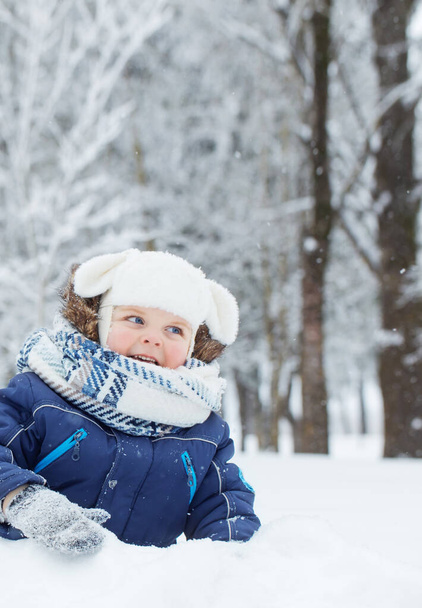 little happy boy in snowy winter park - Fotoğraf, Görsel