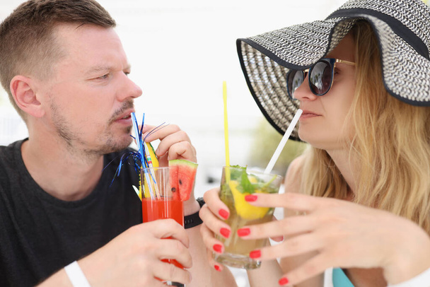 Ένα ζευγάρι σε διακοπές πίνοντας τροπικά κοκτέιλ, κοντινό πλάνο - Φωτογραφία, εικόνα