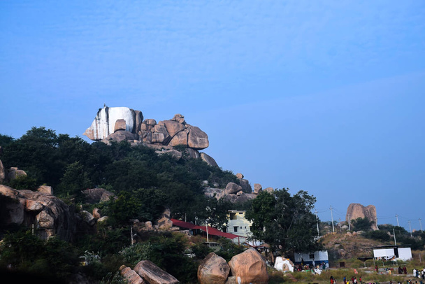 Фотографія великих каменів, що стоять без будь-якої підтримки на стародавніх пагорбах храму гінду, храм лорда Маллая, розташований на вершині пагорба. Знімок виконано на Яджері, майлапурі, Карнатака, Індія.. - Фото, зображення