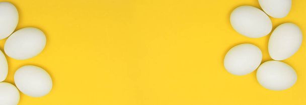 Voedingspatroon van paaseieren op een gele achtergrond  - Foto, afbeelding