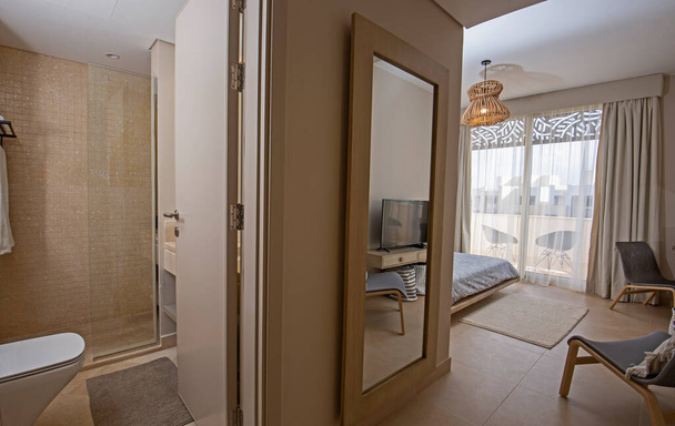 Belsőépítészet dekoráció berendezése luxus show otthoni hálószoba bemutató bútorok és franciaágy fürdőszobával - Fotó, kép