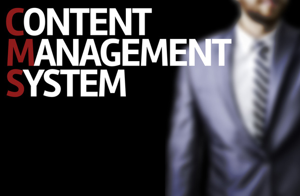 Système de gestion de contenu écrit sur un tableau avec un homme d'affaires
 - Photo, image