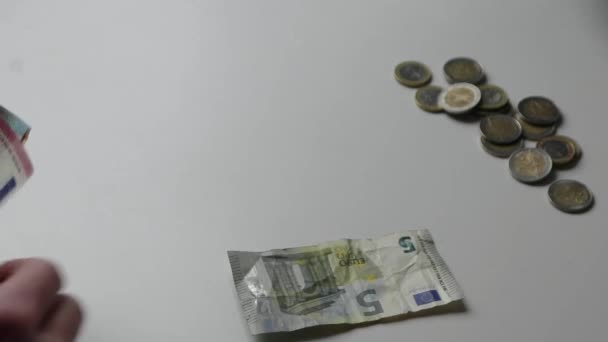 Ruka Evropana počítání eurobankovek a euromincí na bílém stole s 10, 20 a 50 eurobankovkami jako příjem pro finanční investice a kapitál davu financování obchodu stack - Záběry, video