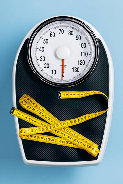 Scales and measuring tape. top view. the concept of excess weight - Foto, Imagen