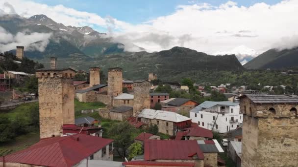Mestia falu tipikus torony házak - Felvétel, videó