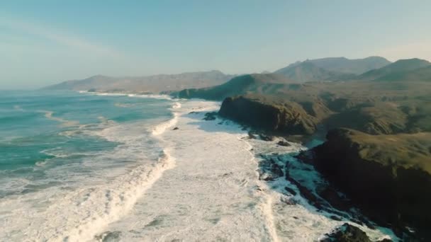 Vista superior do Oceano Atlântico bater as rochas de Punta Guadalupe . - Filmagem, Vídeo