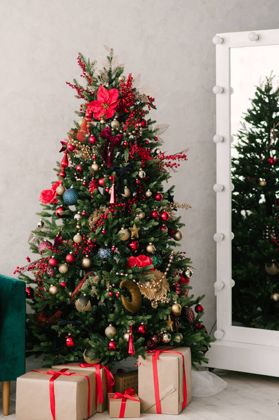 Árbol de Navidad con hermosos juguetes, elegante decoración de Navidad y Año Nuevo - Foto, Imagen