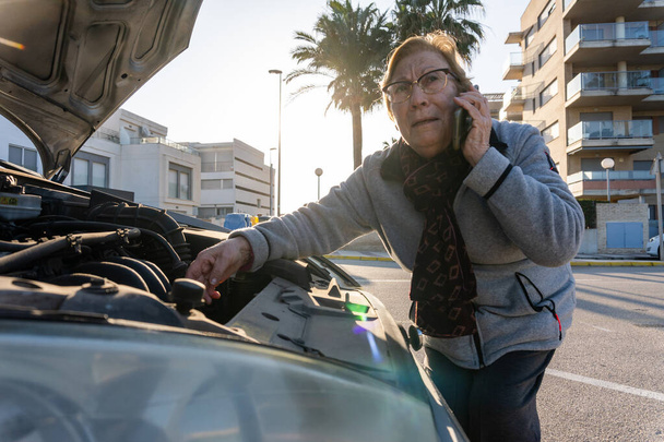 Senior žena s rozbité auto volání a požádat o pomoc od vozidla a záchranné služby. - Fotografie, Obrázek
