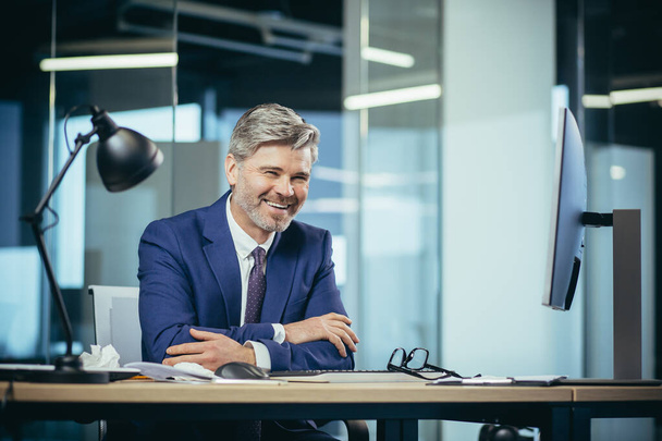 Portrait of successful seo boss, businessman at work, working on computer in modern office, looking at camera, happy and smiling - Фото, зображення