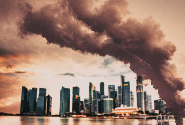 загрязненный городской дым и небоскребы на заднем плане - Фото, изображение