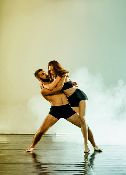 Balet v podání dvou tanečních umělců v černých punčocháčích - Fotografie, Obrázek