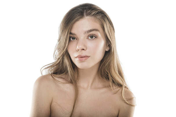 Schöne Mädchen mit frischer Haut posiert im Studio - Foto, Bild