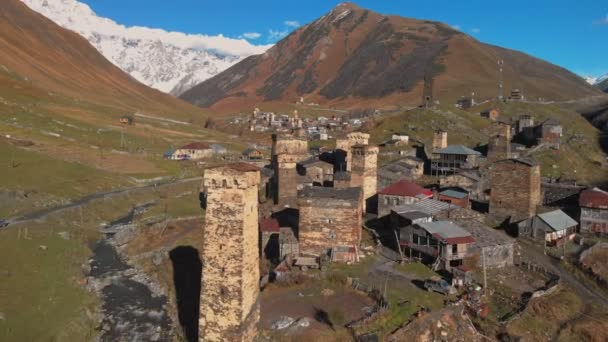 Άποψη του χωριού Ushguli στους πρόποδες του βουνού. Σχάρα - Πλάνα, βίντεο