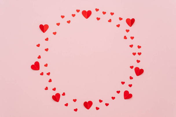 Kreativer Kreis aus Papierherzen auf rosa Hintergrund. Layout. Liebe minimales Konzept - Valentinstag, 8. März oder Muttertag kreative Gestaltung. - Foto, Bild