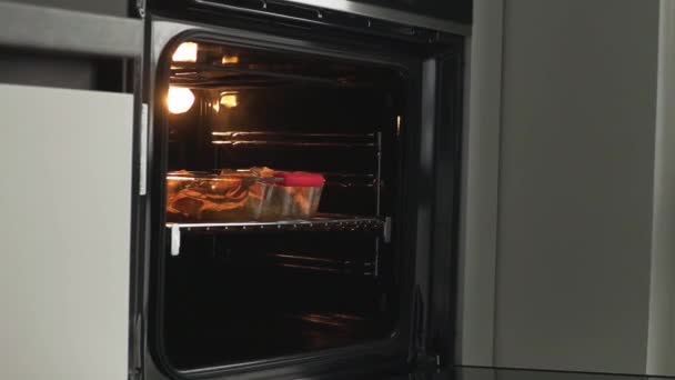  Una mano de mujer saca un deco con papas al horno - Metraje, vídeo