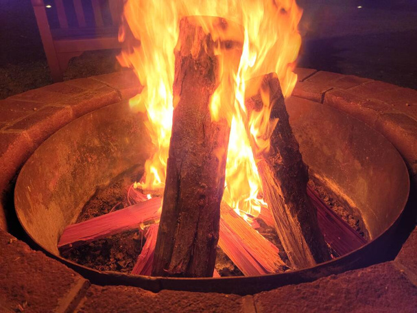 κορμούς ή ξύλα στη φωτιά σε λάκκο με φλόγες - Φωτογραφία, εικόνα