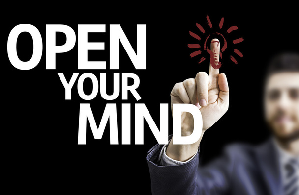 Geschäftsmann zeigt auf den Text: Öffnen Sie Ihren Verstand - Foto, Bild